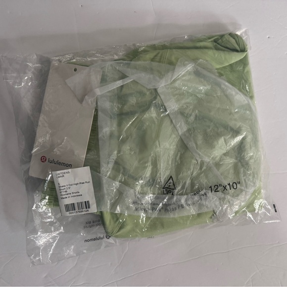 Lululemon Shake It Out High-Rise Running Short 2.5" NWT size small Lemongrass - Picture 3 of 3